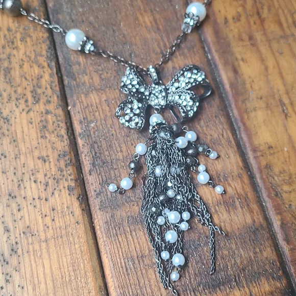 Long, bow & pearl necklace - Picture 2 of 2